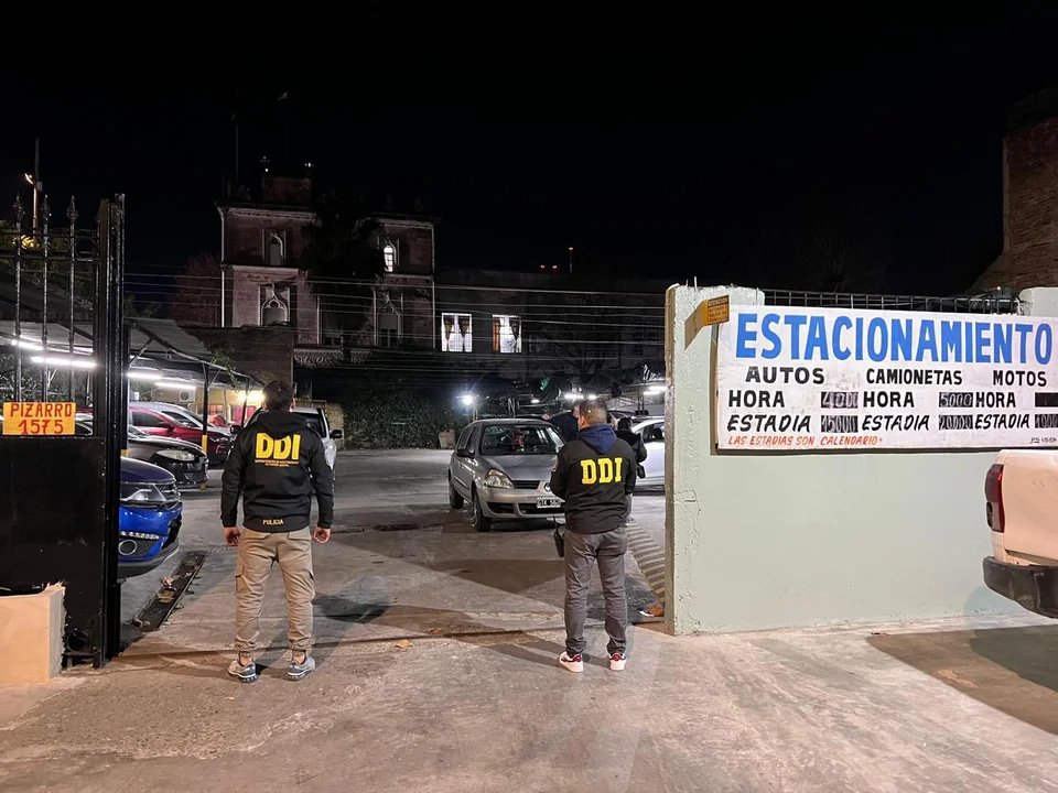 La increíble y cinematográfica estafa del estacionamiento: copiaban tus llaves y desvalijaban tu casa