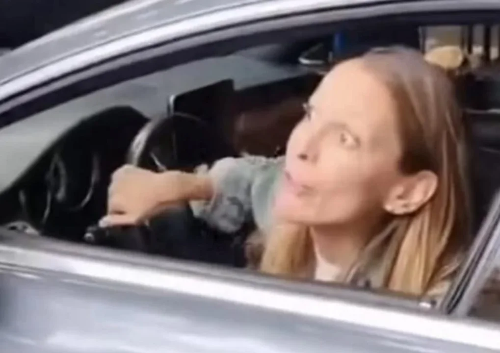Sheinbaum condenó la xenofobia y el racismo tras una protesta en la que una argentina degradó a un policía