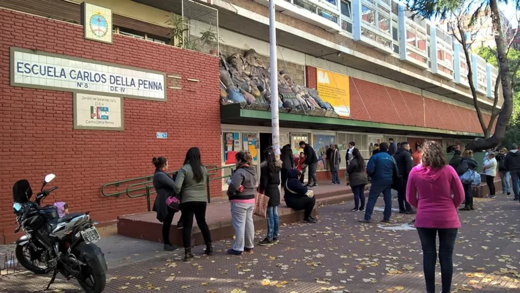 La Boca: detienen a la mamá y a la abuela de un nene por clavarle una birome al director de una escuela