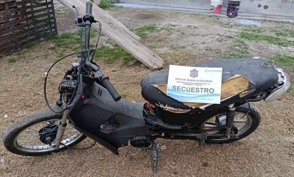 Recuperaron una moto robada y demoraron a un hombre con pedido de captura en barrio Solidaridad