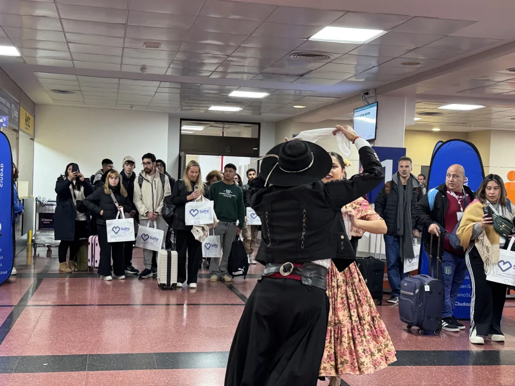 Con una cálida bienvenida, la ciudad de Salta recibió a cientos de turistas este sábado