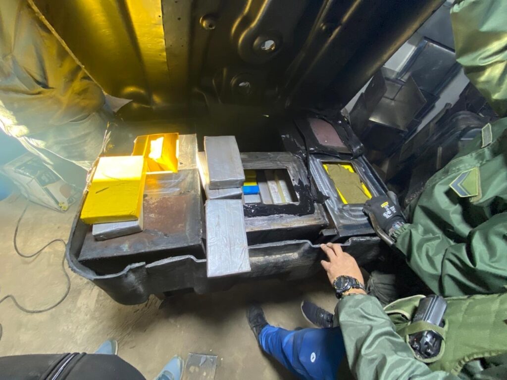 Descubren “cofres metálicos” con 309 kilos de cocaína dentro de tres tanques de combustible