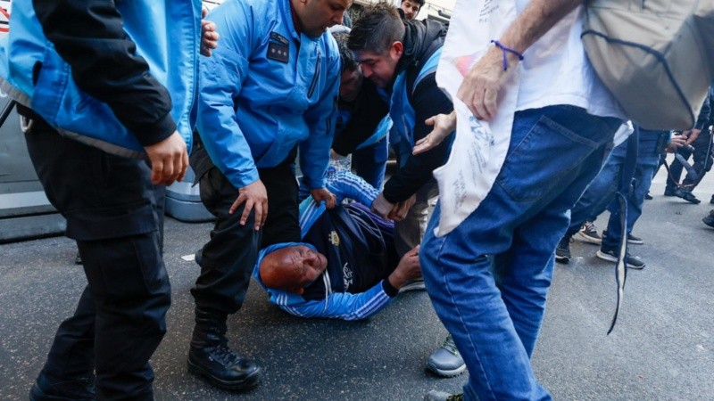 Siete detenidos en una nueva marcha de jubilados al Congreso