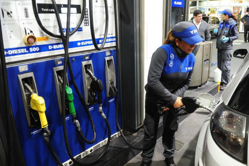 Impacto en los surtidores: el Gobierno actualizó parcialmente los impuestos a los combustibles