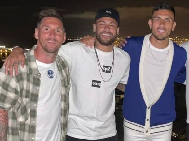 Messi y Neymar saludaron a Paredes tras su regreso a Boca: «Te quiero, hermano»