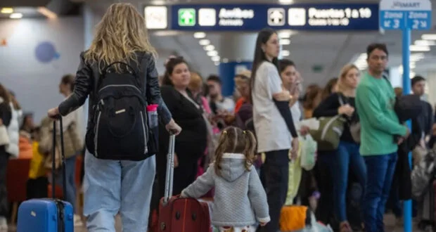 Dato del INDEC expone la crisis del turismo: por cada viajero que entró, dos argentinos salieron del país