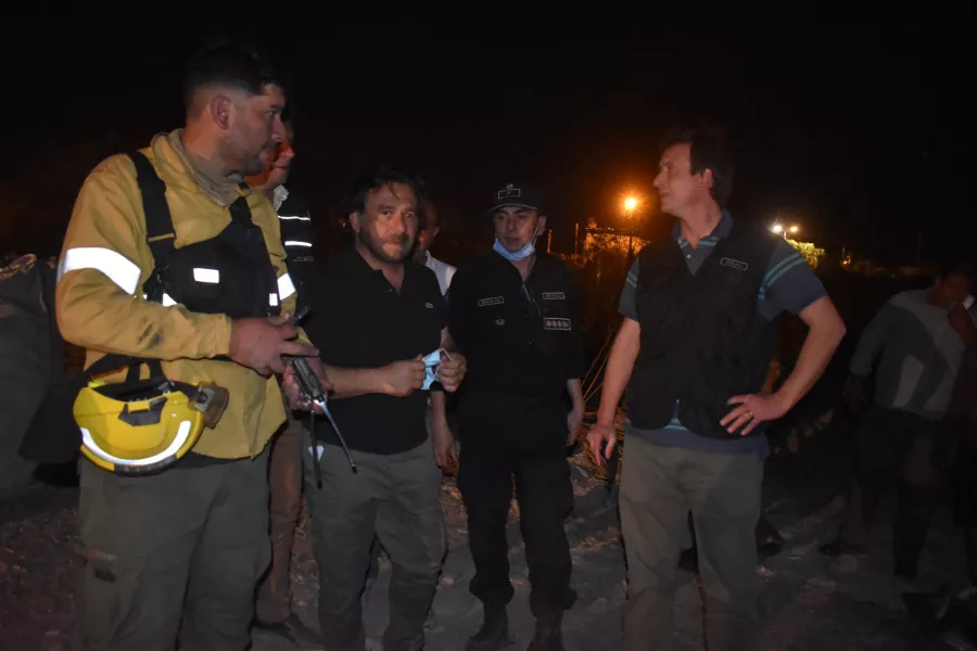 El gobernador Sáenz supervisó el operativo de asistencia a familias afectadas por incendio en barrio Ampliación 20 de Junio