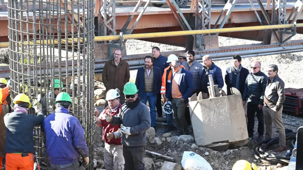 Inició la construcción del primer puente sobre río Vaqueros: El Gobernador recorrió las obras