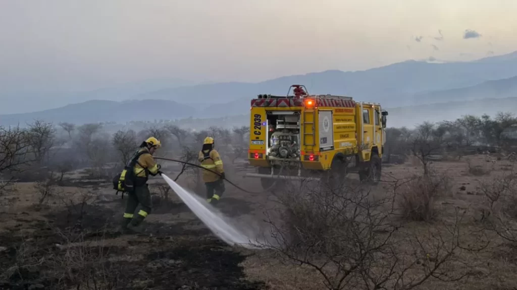Intenso trabajo para sofocar distintos incendios de pastizales en Capital y en otros puntos de la Provincia