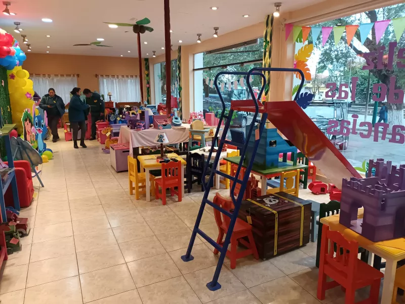 Exposición y venta de juguetes por el Día del Niño en el Servicio Penitenciario