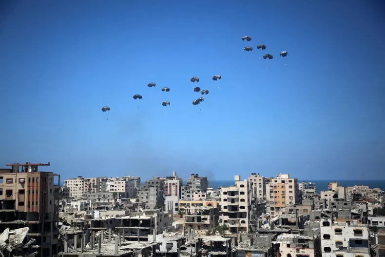 Cinco países lanzan paquetes de ayuda desde el aire en Gaza mientras se agrava la hambruna