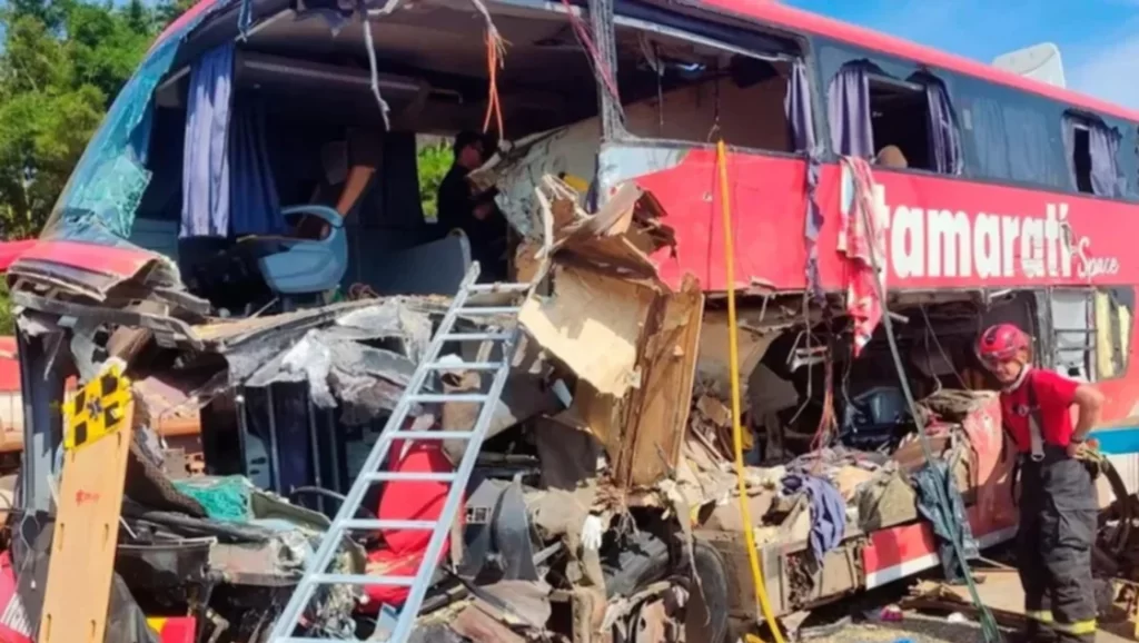 Brasil: Once muertos y más de 40 heridos en un choque de un autobús turístico