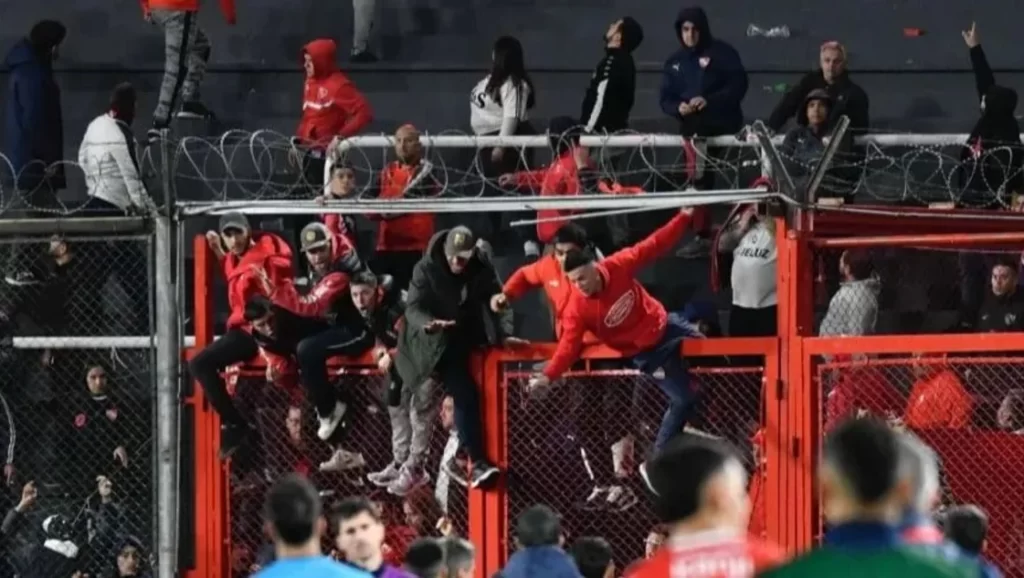 Copa Sudamericana: Se suspendió el partido entre Independiente y Universidad de Chile por graves incidentes