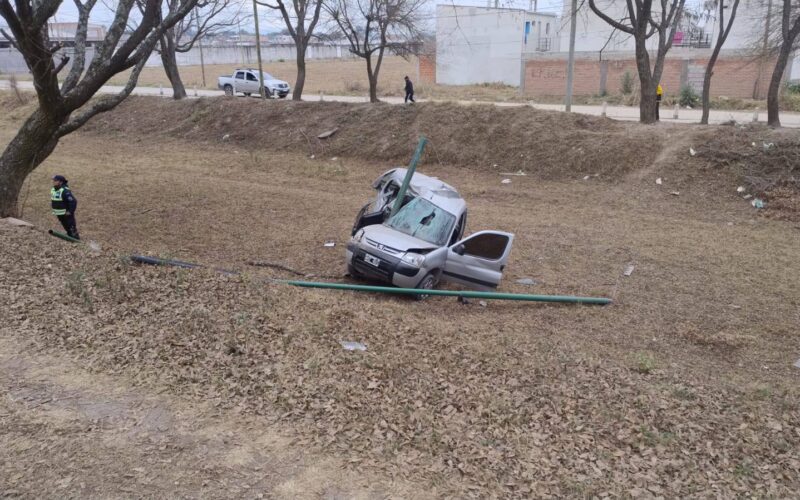 Violento choque de una camioneta utilitaria contra un poste de luz en Rosario de Lerma