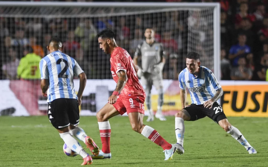 Racing quiere aprovechar el envión anímico para sorprender a Argentinos Juniors en La Paternal