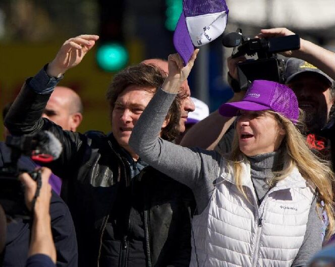 Le tiraron piedrazos a la caravana de Javier Milei en Lomas de Zamora y José Luis Espert se escapó en moto