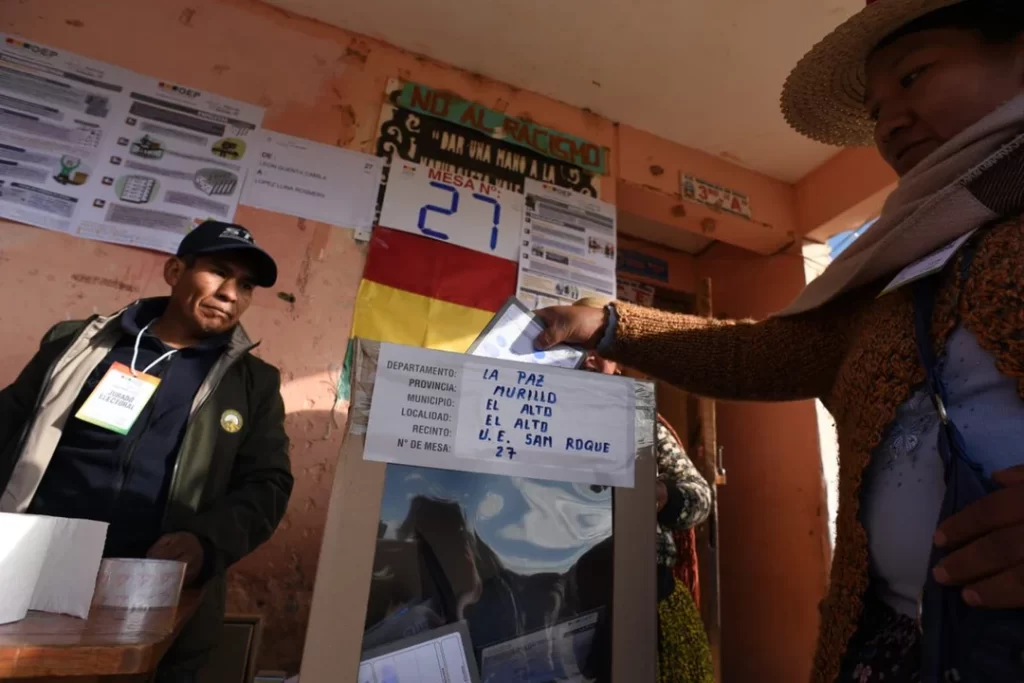 Bolivia vota en medio de una crisis económica y con sondeos que anticipan un giro a la derecha