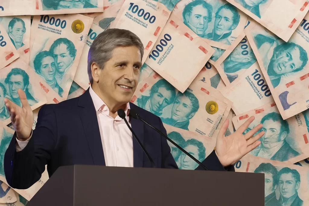Caputo afirmó que la suba de tasas es “transitoria” y admitió impacto en la economía