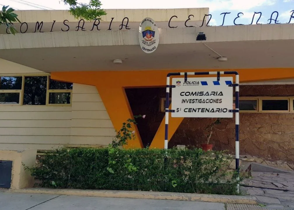 Locura en Neuquén: un preso intentó comer un pedazo de pared durante un motín y casi se muere