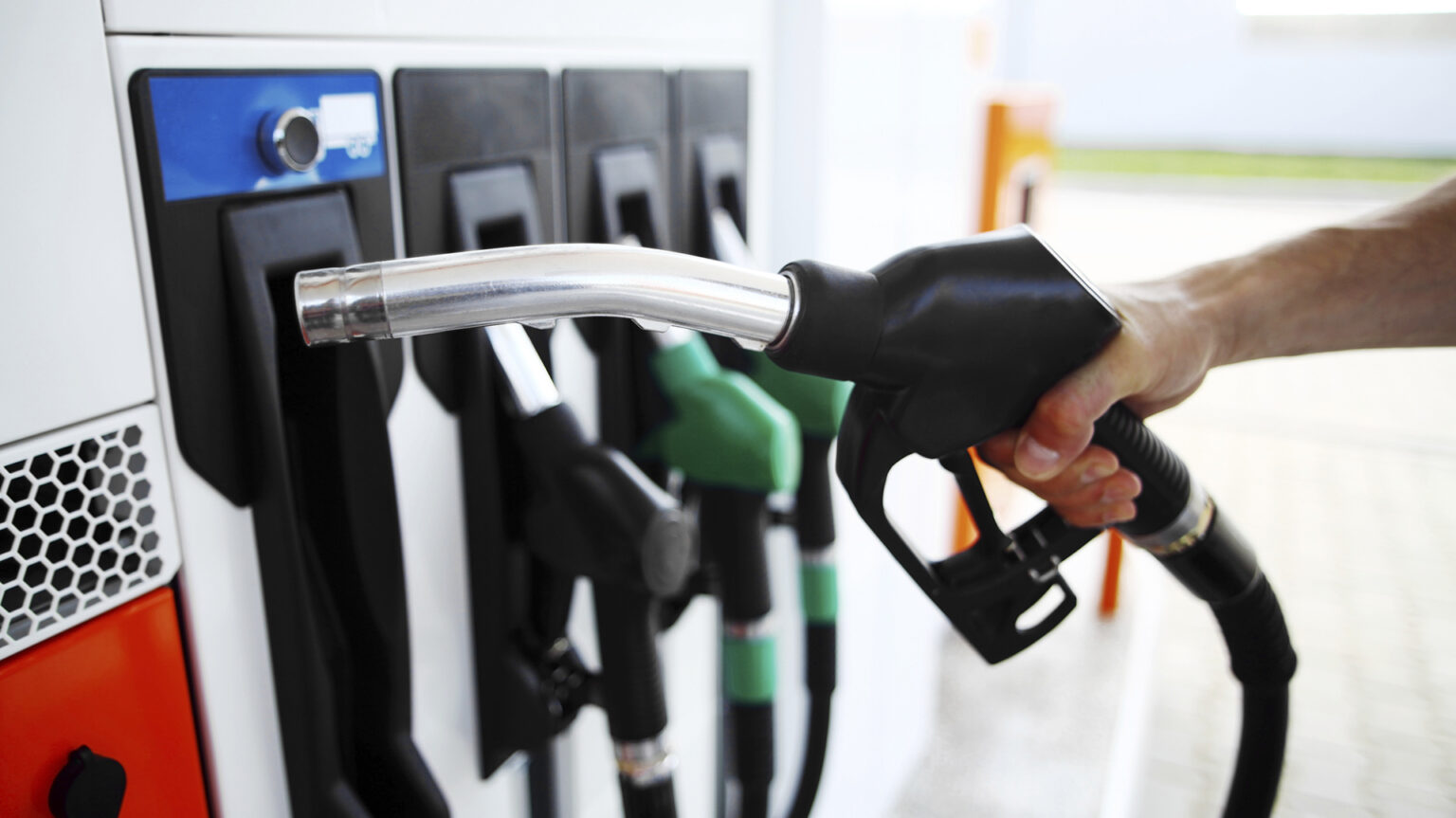 El impuesto a los combustibles se ajustará por inflación y se vienen nuevos aumentos de las naftas