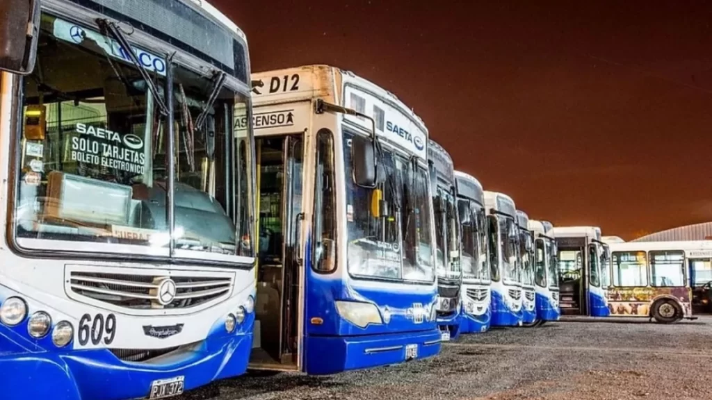 Por una deuda, los colectivos dejarán de funcionar durante las noches