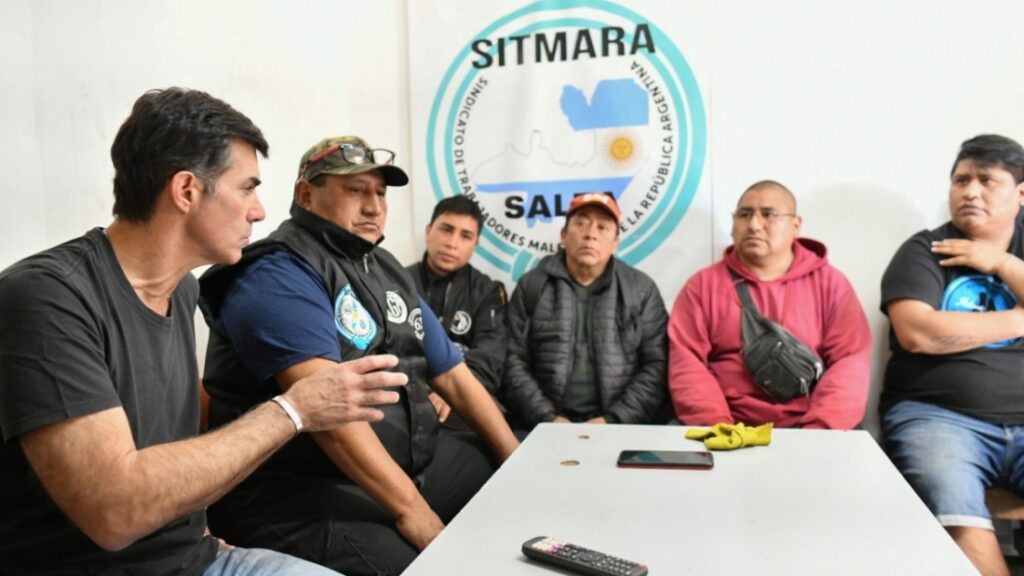 Urtubey se reunió con trabajadores maleteros en la terminal de Salta