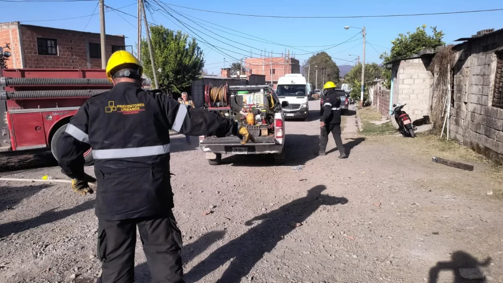 Asisten a damnificados por el incendio en villa Los Sauces