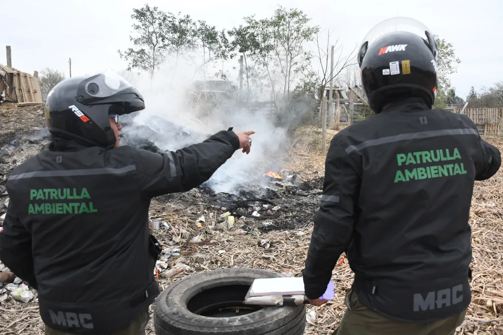 Detectaron y multaron a un hombre que prendió fuego en un descampado en zona sudeste