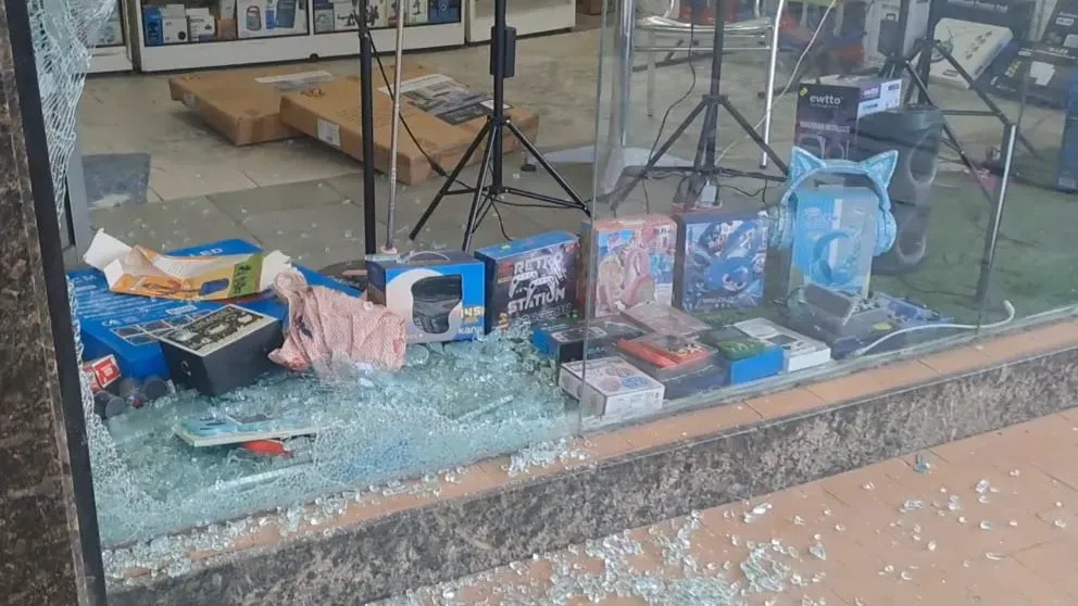 En pleno centro de Tartagal vandalizaron y saquearon un local de tecnología