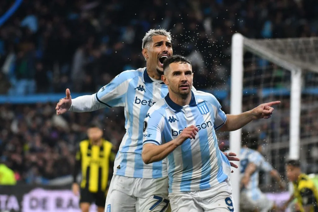 Racing se lo dio vuelta a Peñarol y avanzó en la Copa Libertadores