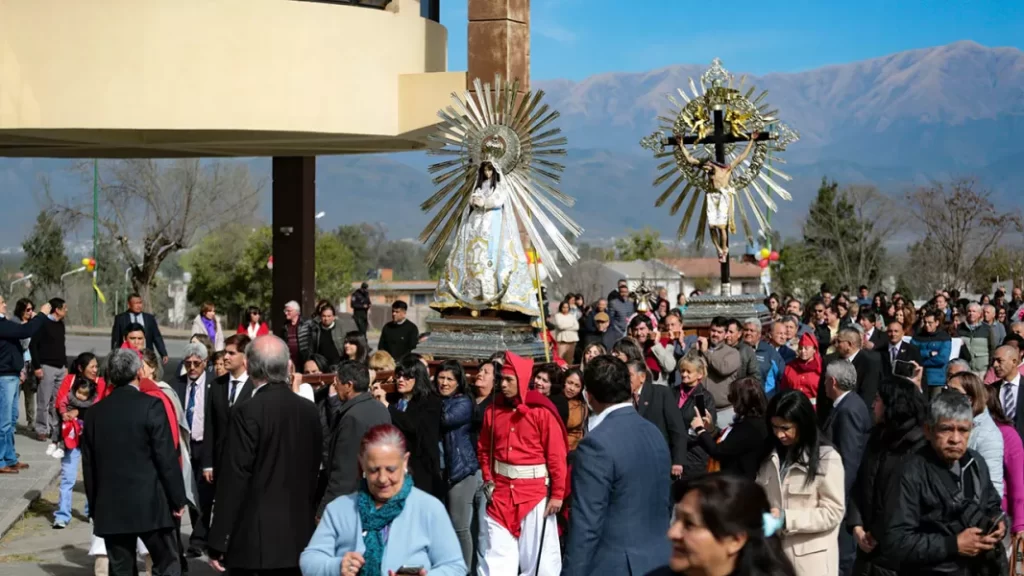 Las imágenes peregrinas del Señor y la Virgen del Milagro visitaron el Centro Cívico Grand Bourg