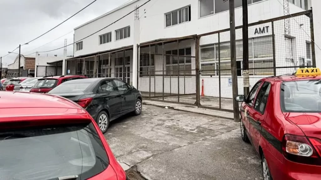La AMT otorgó una prórroga para los modelos vencidos de taxis y remises