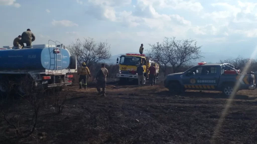 Equipos de lucha contra incendios controlaron focos ígneos en el Campo Militar
