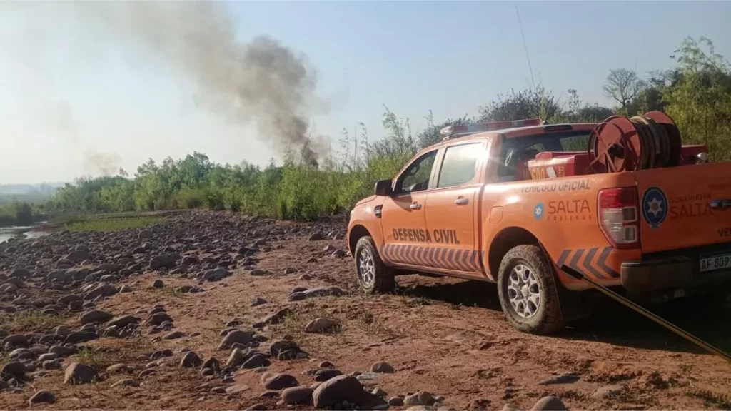 Defensa Civil encabeza un amplio operativo para controlar un incendio de pastizales en Urundel