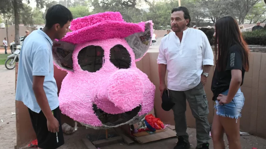 Sáenz acompañó a los jóvenes de San Carlos que preparan las carrozas para el desfile de Primavera