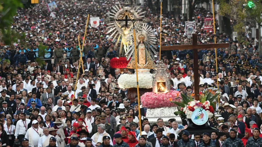 El pueblo de Salta renovó su Pacto de Fidelidad y amor con el Señor y la Virgen del Milagro