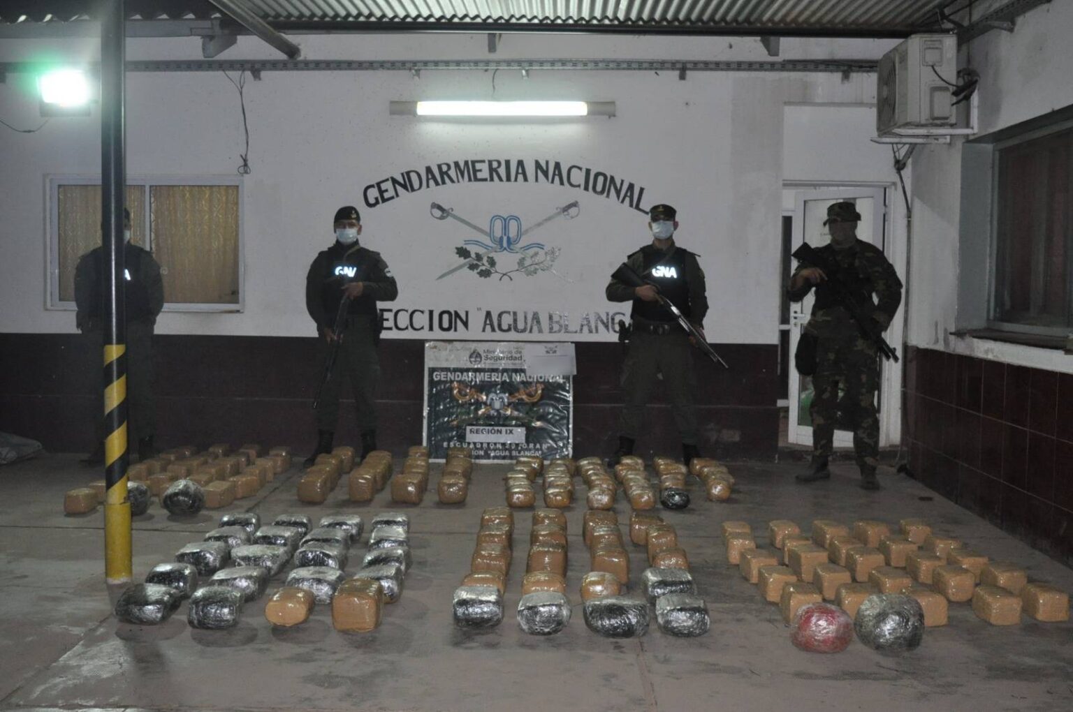 Intentaban huir con 175 kilos de marihuana tras advertir la presencia de los gendarmes