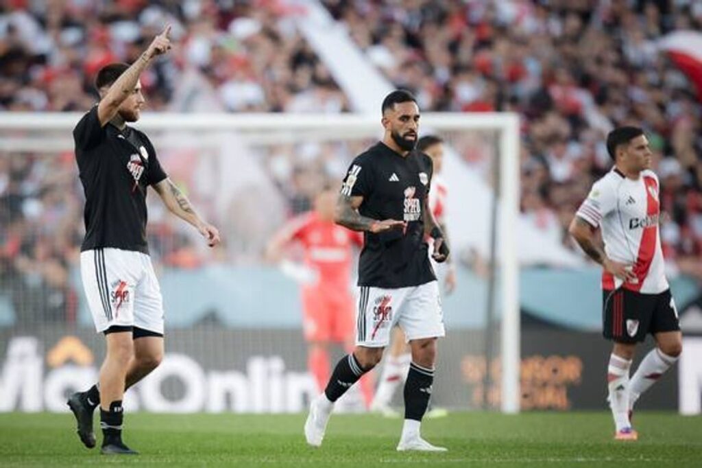Deportivo Riestra venció 2-1 a River en el Monumental y se afianzó como líder del Grupo B