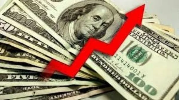 El dólar mayorista tocó el techo de banda y el minorista cerró en $1.485