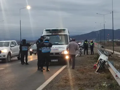 Choque entre un auto y una motocicleta en Circunvalación Oeste