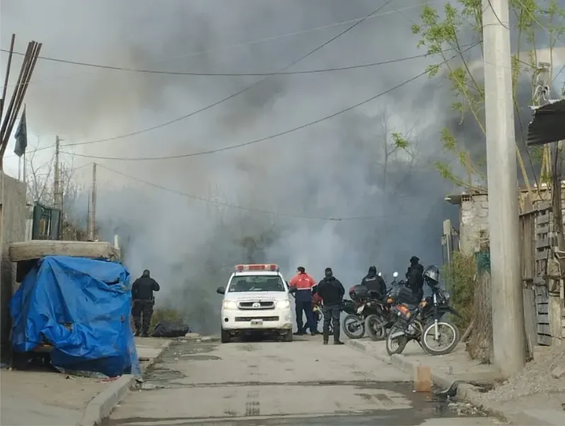 Incendio en barrio 23 de Agosto: las llamas alcanzaron algunas viviendas