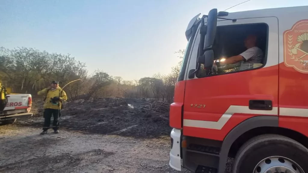 Intenso trabajo para sofocar distintos incendios de pastizales en Capital