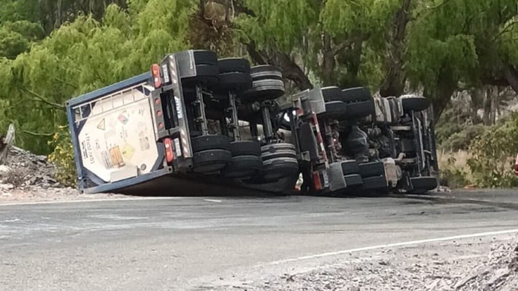 Volcó un camión de combustible en la Ruta 51: el chofer fue rescatado