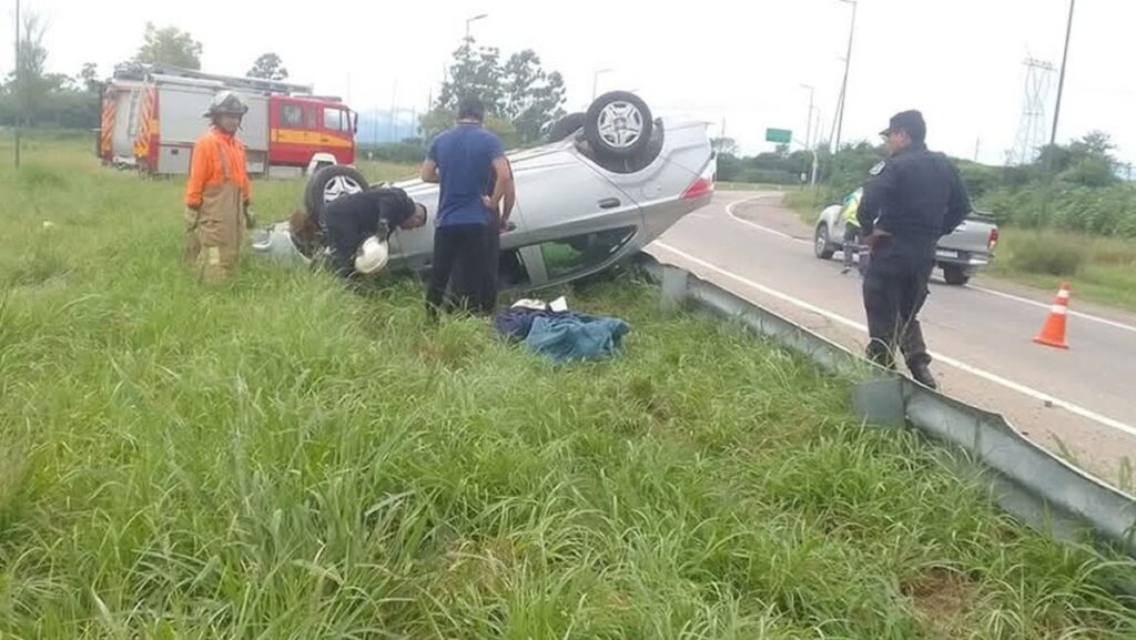 Tragedia en la Ruta 34: un joven murió y otro resultó herido tras un violento vuelco en General Güemes