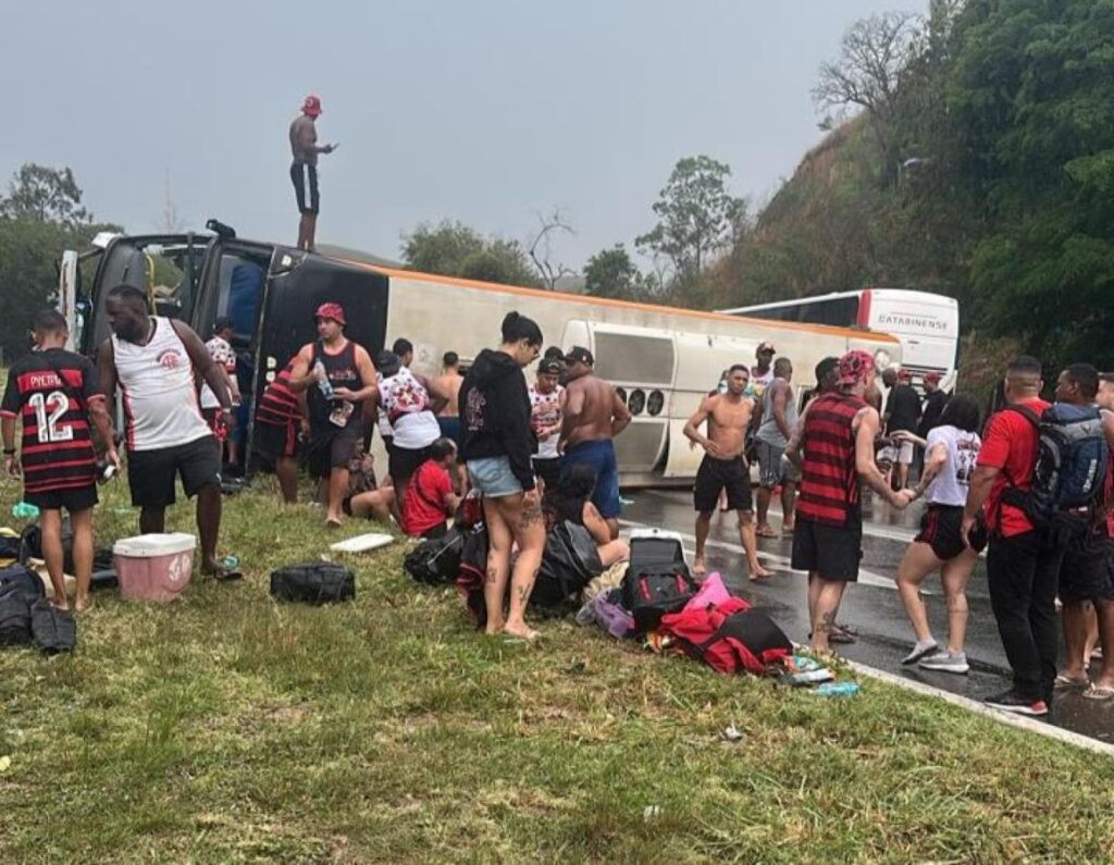 Volcó un micro con hinchas de Flamengo que viajaba a la Argentina para ver el partido contra Racing