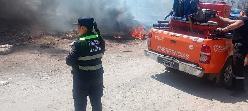 Bomberos sofocaron un incendio de pastizales en barrio Morosini