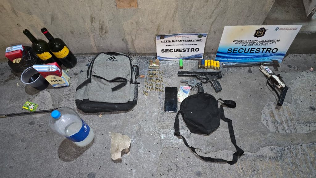 Detienen por daños y desorden a cuatro personas armadas en Villa Cristina