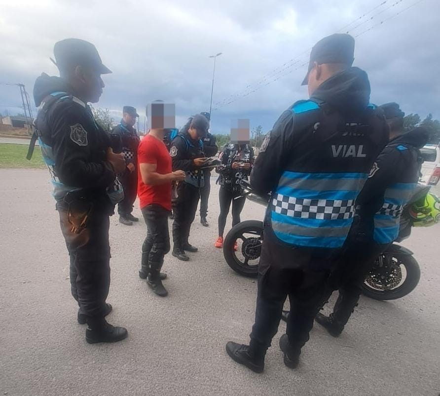 Detuvieron a motociclistas que realizaban picadas en avenida Banchik