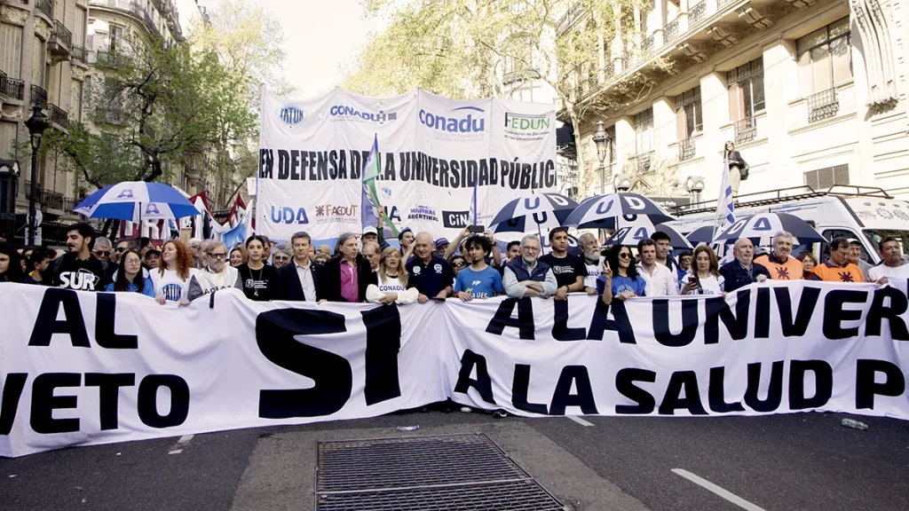 El Gobierno promulgó las leyes de financiamiento universitario y pediátrico, pero postergó su aplicación
