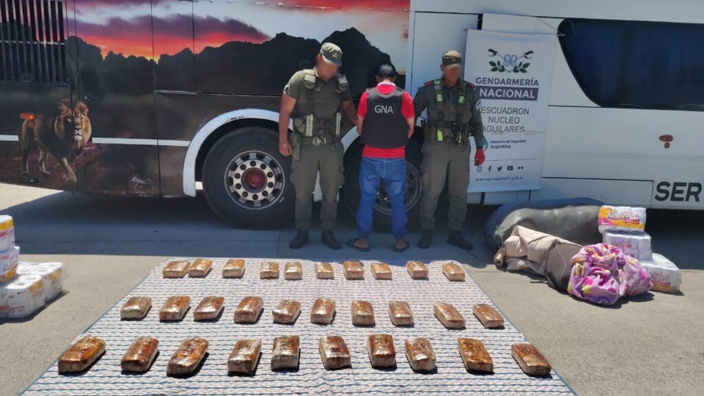 Viajaba de Orán a Mendoza con 31 kilos de marihuana envueltos en colchas y frazadas